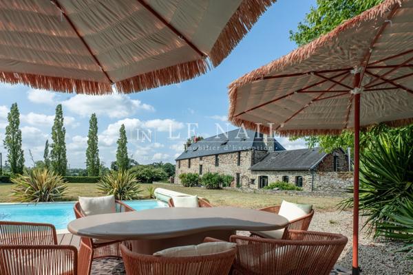 Entre Saint-Lô et Bayeux, manoir du XVIIIème siècle avec piscine, tennis et installations équestres