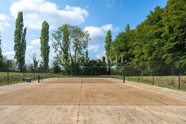 Entre Saint-Lô et Bayeux, manoir du XVIIIème siècle avec piscine, tennis et installations équestres