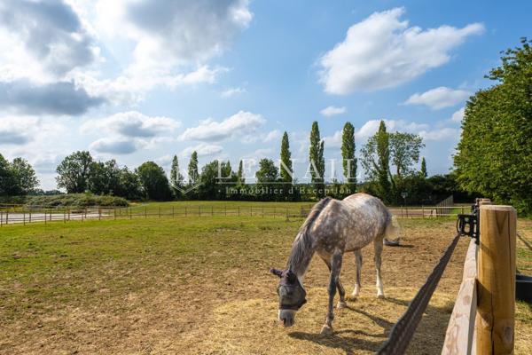 Entre Saint-Lô et Bayeux, manoir du XVIIIème siècle avec piscine, tennis et installations équestres