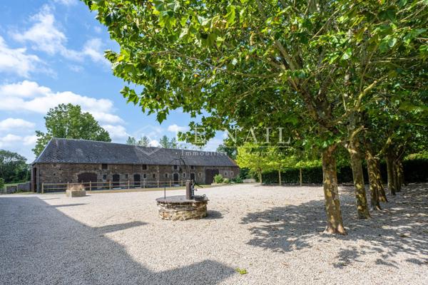Entre Saint-Lô et Bayeux, manoir du XVIIIème siècle avec piscine, tennis et installations équestres