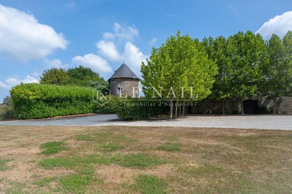 Entre Saint-Lô et Bayeux, manoir du XVIIIème siècle avec piscine, tennis et installations équestres