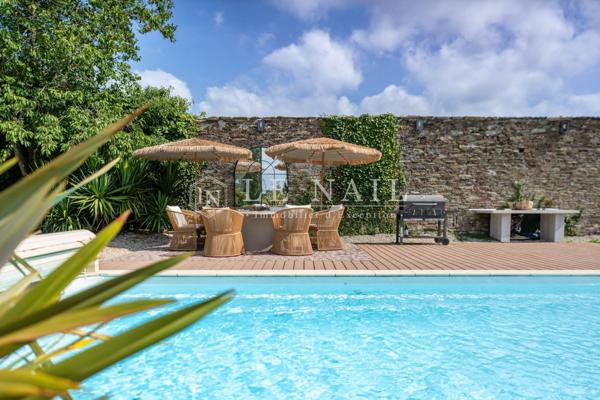 Entre Saint-Lô et Bayeux, manoir du XVIIIème siècle avec piscine, tennis et installations équestres