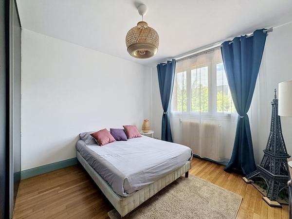 PONTAULT-COMBAULT – MAISON FAMILIALE DE 180 M² – 5 CHAMBRES – 2 SUITES – SOUS-SOL INTÉGRAL