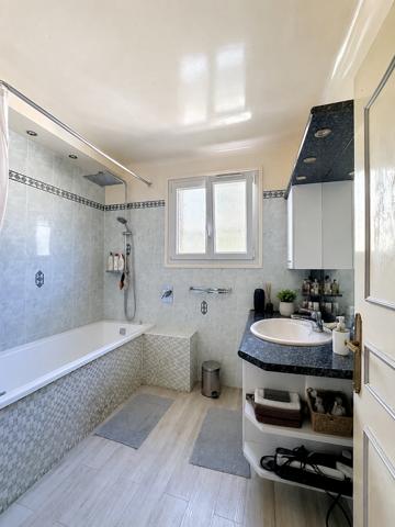 PONTAULT-COMBAULT – MAISON FAMILIALE DE 180 M² – 5 CHAMBRES – 2 SUITES – SOUS-SOL INTÉGRAL