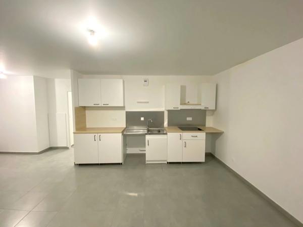 Dpt Gironde (33), à louer VILLENAVE D'ORNON appartement T3 de 78,51 m²  - Plain pied- 2 Places de parking