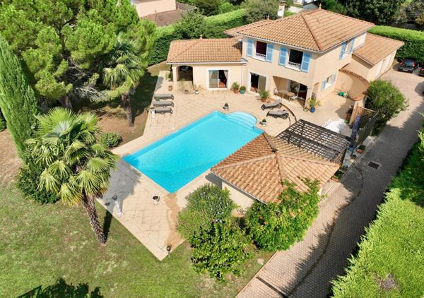 Maison d’architecte avec piscine. Élégance et sérénité à Saint-Didier