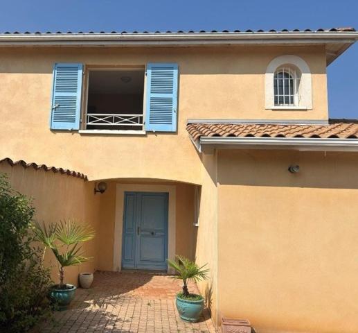 Maison d’architecte avec piscine. Élégance et sérénité à Saint-Didier