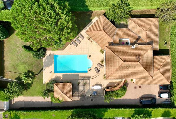 Maison d’architecte avec piscine. Élégance et sérénité à Saint-Didier