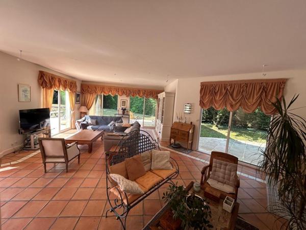 Maison d’architecte avec piscine. Élégance et sérénité à Saint-Didier