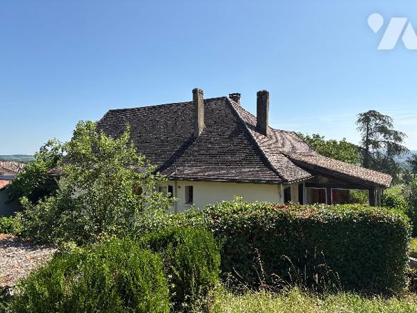 Villa cossue  avec garage ,véranda, jardin et terrain sur l'arrière.