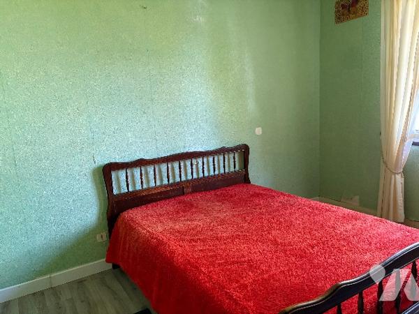 Villa cossue  avec garage ,véranda, jardin et terrain sur l'arrière.