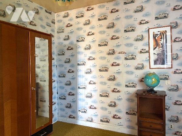 Villa cossue  avec garage ,véranda, jardin et terrain sur l'arrière.