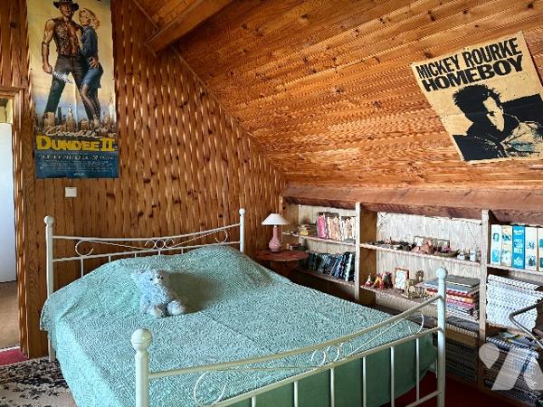 Villa cossue  avec garage ,véranda, jardin et terrain sur l'arrière.