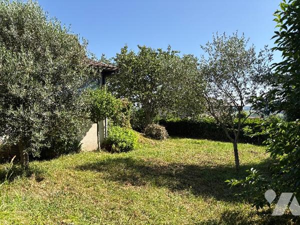 Villa cossue  avec garage ,véranda, jardin et terrain sur l'arrière.