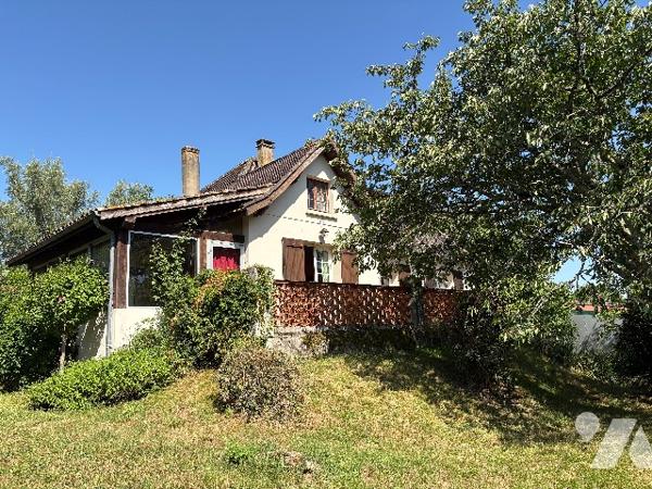 Villa cossue  avec garage ,véranda, jardin et terrain sur l'arrière.