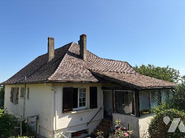 Villa cossue  avec garage ,véranda, jardin et terrain sur l'arrière.