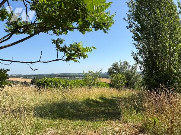 Villa cossue  avec garage ,véranda, jardin et terrain sur l'arrière.