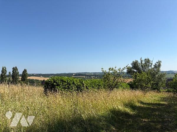 Villa cossue  avec garage ,véranda, jardin et terrain sur l'arrière.