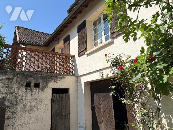 Villa cossue  avec garage ,véranda, jardin et terrain sur l'arrière.