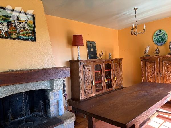 Villa cossue  avec garage ,véranda, jardin et terrain sur l'arrière.