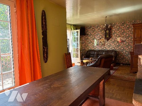 Villa cossue  avec garage ,véranda, jardin et terrain sur l'arrière.