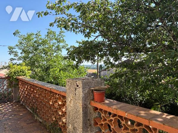 Villa cossue  avec garage ,véranda, jardin et terrain sur l'arrière.