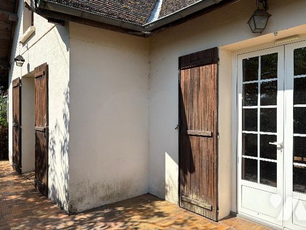 Villa cossue  avec garage ,véranda, jardin et terrain sur l'arrière.