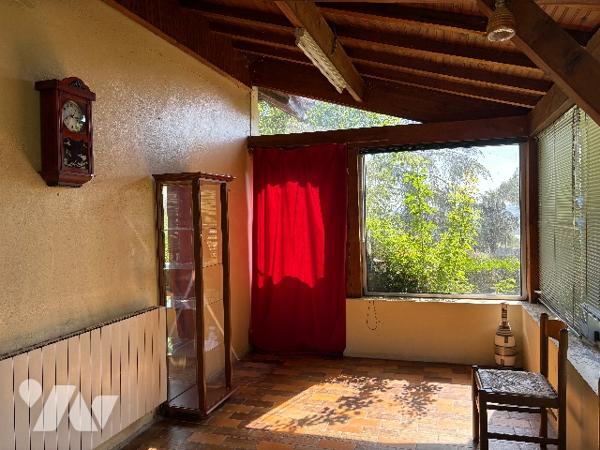 Villa cossue  avec garage ,véranda, jardin et terrain sur l'arrière.