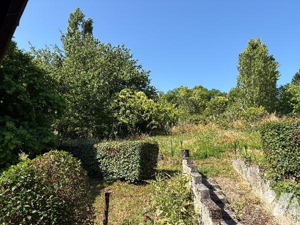 Villa cossue  avec garage ,véranda, jardin et terrain sur l'arrière.