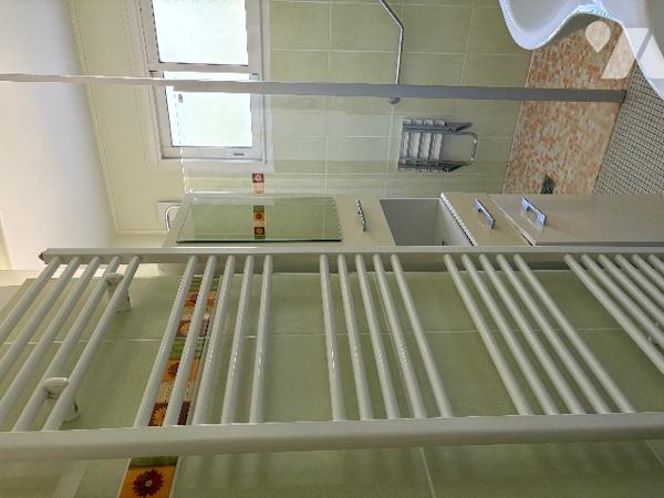 Villa cossue  avec garage ,véranda, jardin et terrain sur l'arrière.