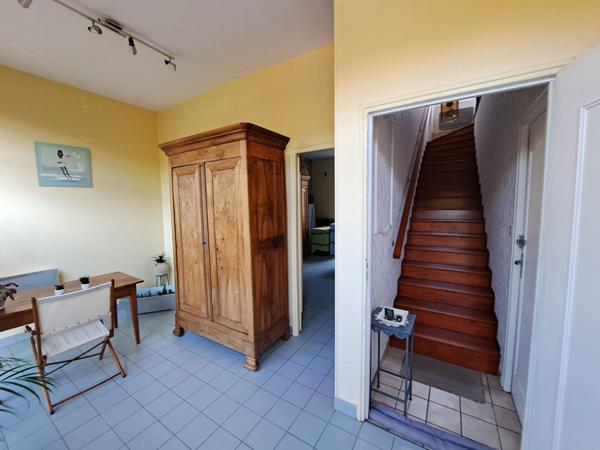 Maison de ville avec vitrine commerciale, 3 chambres, jardin et dépendances au coeur de la ville de Fontenay-le-Comte