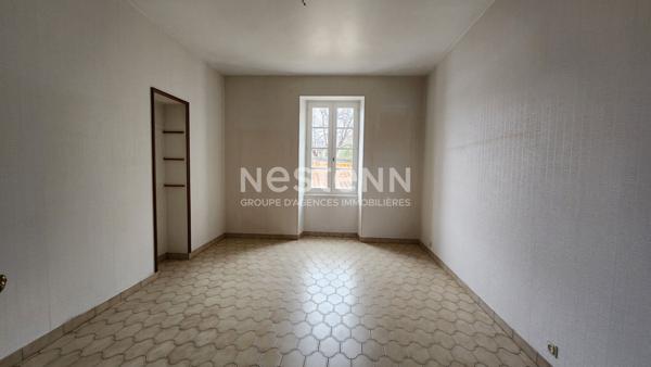 Maison de ville avec vitrine commerciale, 3 chambres, jardin et dépendances au coeur de la ville de Fontenay-le-Comte