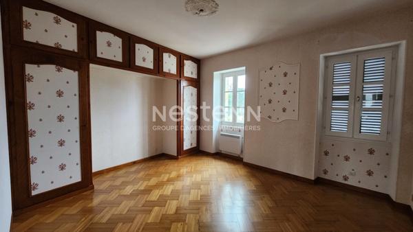 Maison de ville avec vitrine commerciale, 3 chambres, jardin et dépendances au coeur de la ville de Fontenay-le-Comte