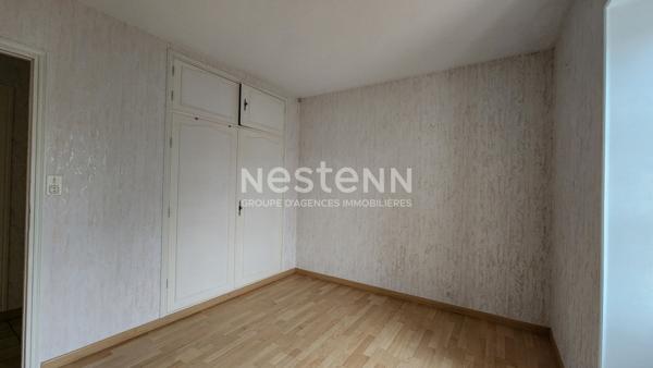 Maison de ville avec vitrine commerciale, 3 chambres, jardin et dépendances au coeur de la ville de Fontenay-le-Comte