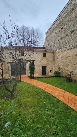 Maison de ville avec vitrine commerciale, 3 chambres, jardin et dépendances au coeur de la ville de Fontenay-le-Comte