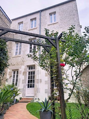Maison de ville avec vitrine commerciale, 3 chambres, jardin et dépendances au coeur de la ville de Fontenay-le-Comte