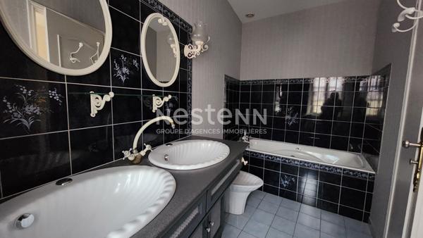 Maison de ville avec vitrine commerciale, 3 chambres, jardin et dépendances au coeur de la ville de Fontenay-le-Comte