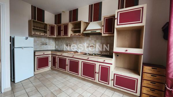 Maison de ville avec vitrine commerciale, 3 chambres, jardin et dépendances au coeur de la ville de Fontenay-le-Comte