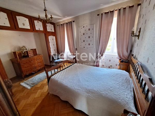 Maison de ville avec vitrine commerciale, 3 chambres, jardin et dépendances au coeur de la ville de Fontenay-le-Comte