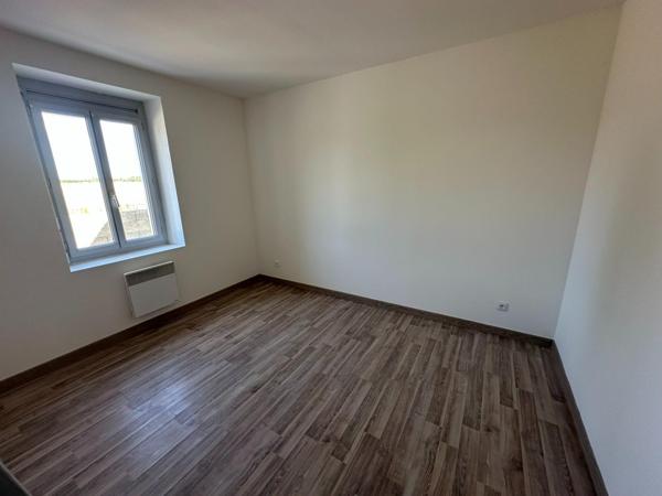 Maison 71 m², 3 pièces, 2 chambres, un bureau, terrasse, jardin, stationnement.