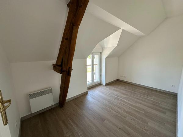 Maison 71 m², 3 pièces, 2 chambres, un bureau, terrasse, jardin, stationnement.