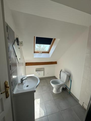 Maison 71 m², 3 pièces, 2 chambres, un bureau, terrasse, jardin, stationnement.