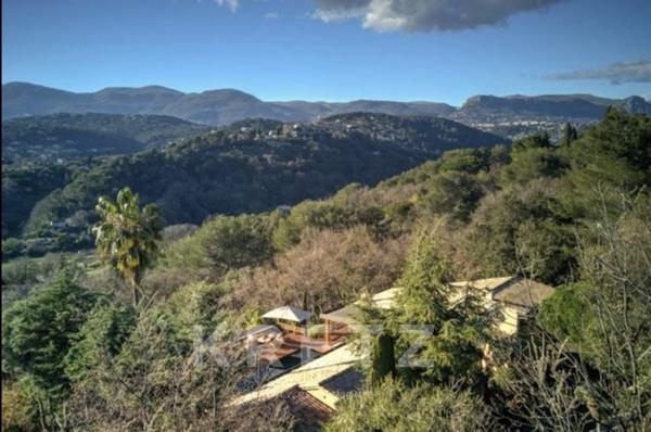 Villa d'architecte avec vue dégagée et imprenable sur le village de Saint-Paul-de-Vence