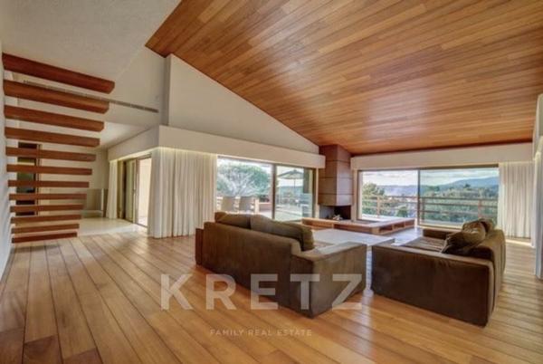 Villa d'architecte avec vue dégagée et imprenable sur le village de Saint-Paul-de-Vence