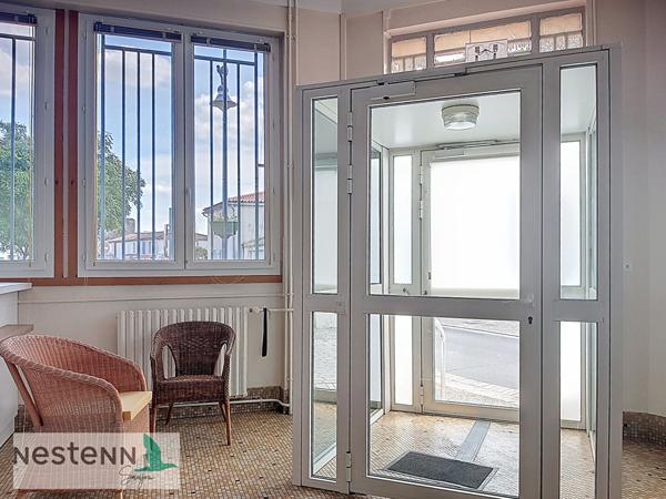A vendre en plein centre du Gua, un grand appartement et un local à aménager au rez de chaussée