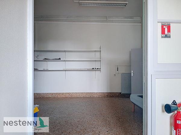 A vendre en plein centre du Gua, un grand appartement et un local à aménager au rez de chaussée