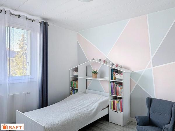 Au calme dans quartier pavillonnaire proche forêt.