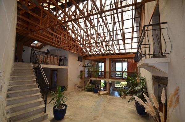Maison de plus de 290 m2 avec plus de 6 000 m2  de terrain