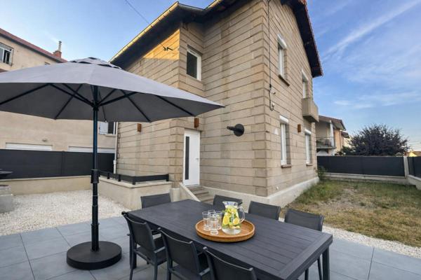 Maison de ville rénovée avec terrain clos de 200 m² et terrain de pétanque