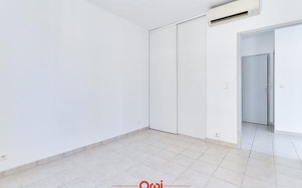Appartement à vendre    3 pièces • 55 m2 Marseille 1